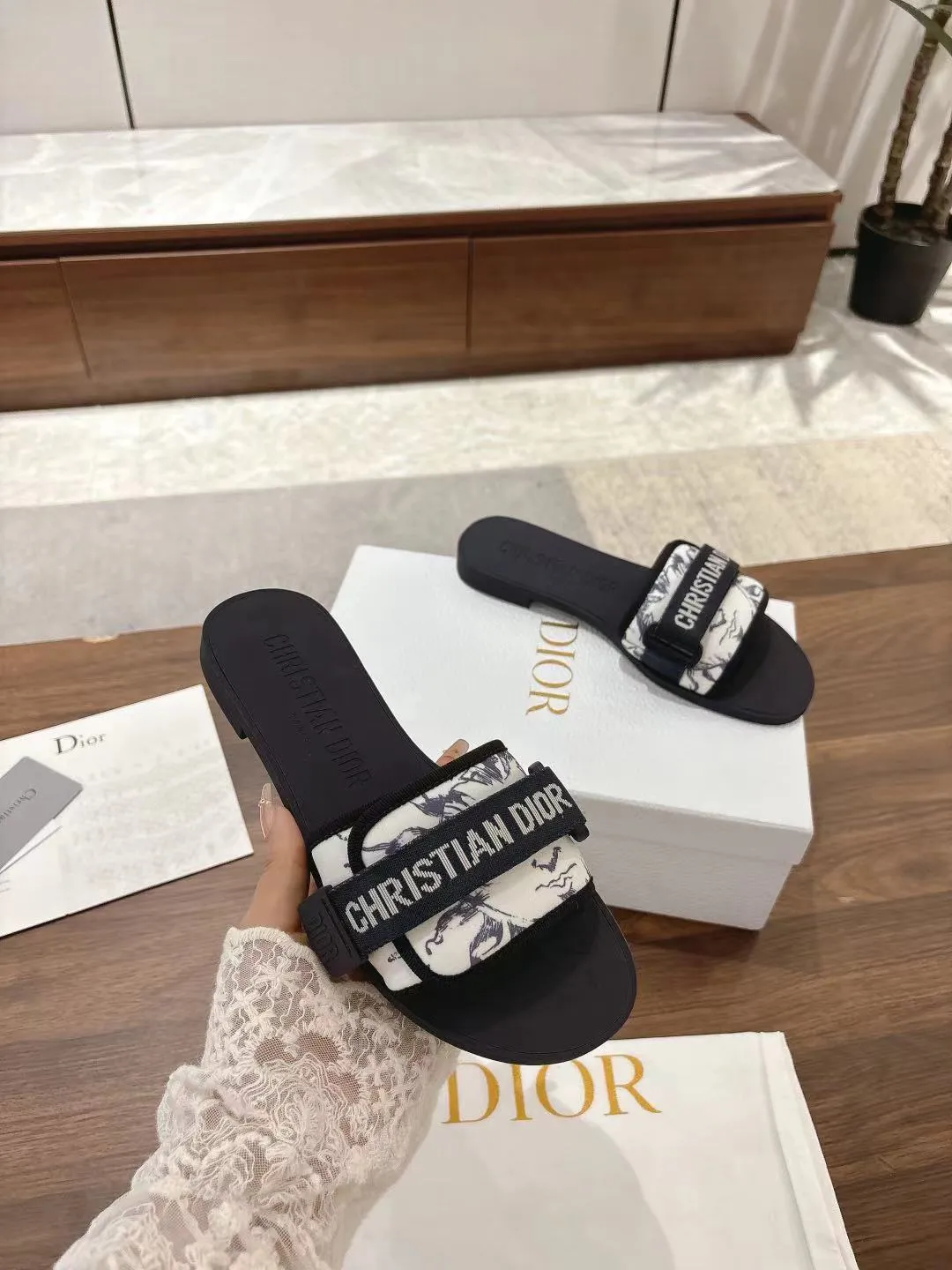 👟👟Ex-factory price 380👟👟 Dior D’s latest series of Velcro buckle sandals and slippers in new colors! Perfect reproduction of the original version, the most popular color matching fabric, super layered ▪️Original molded high-end TPU outsole (not ordinary rubber) ▪️Very comfortable and easy to walk. All upper materials are custom-made from the original ▪️3D electric embroidered three-dimensional cloth surface, very versatile, a must-have for lazy people in summer ▪️Number of yards: 35-41